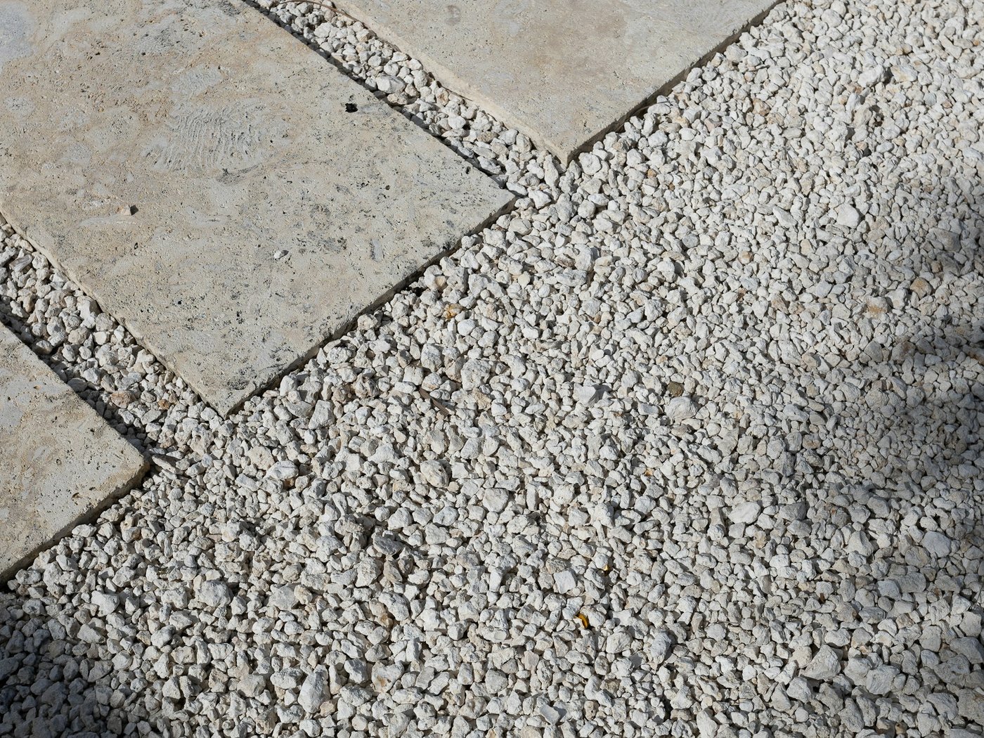 Heller Kies mit großen Natursteinplatten